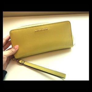 Michael Kors Continental Wallet/Wristlet